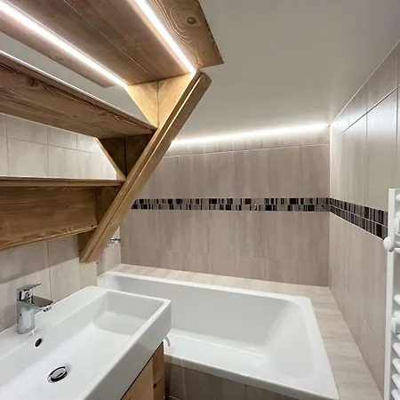 Familial 4 Pieces, Ski-in/ski-out, 8 Pers, Meribel - Fr-1-180-596 Apartment Les Allues